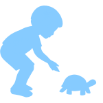 dijete se igra s kornjačom